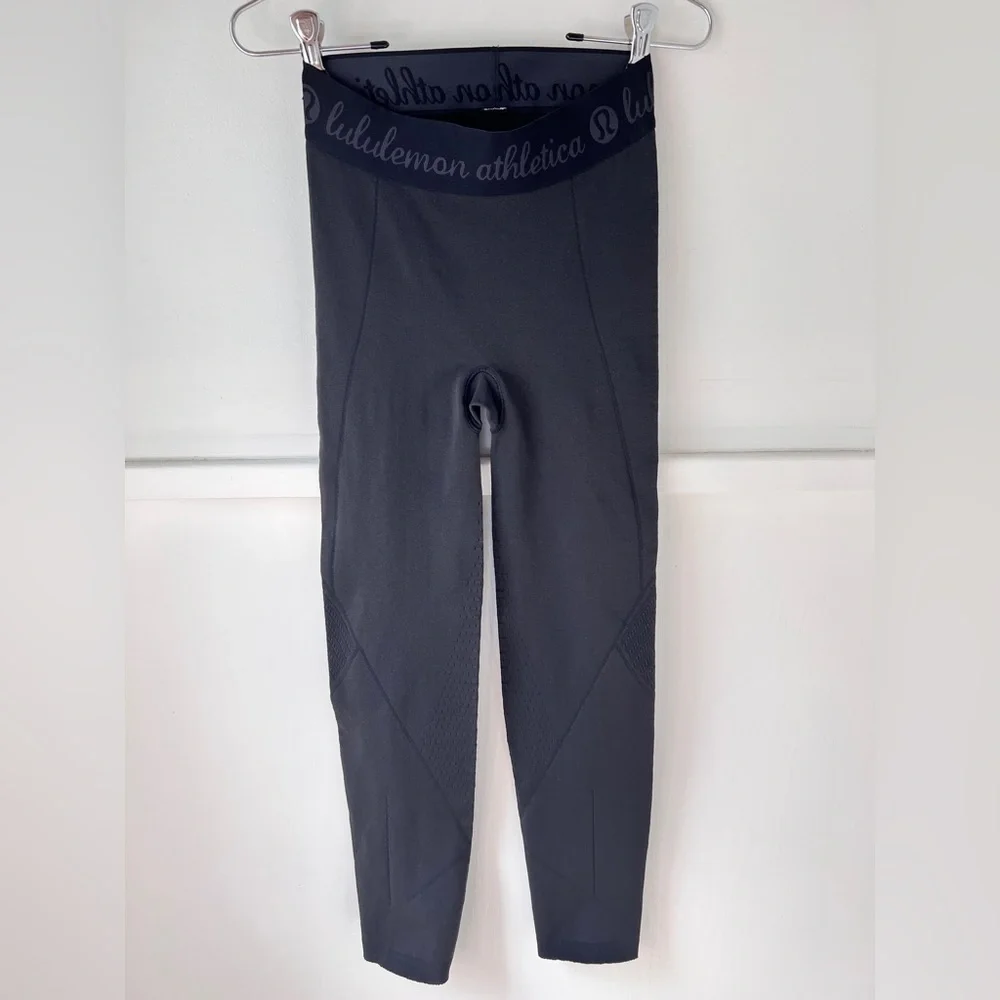 Lululemon Perforated Black Light Speed Crop
